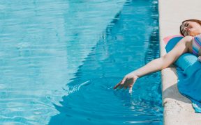 cómo mantener limpia el agua de la piscina