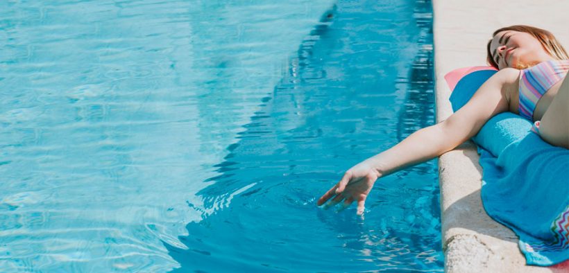 cómo mantener limpia el agua de la piscina