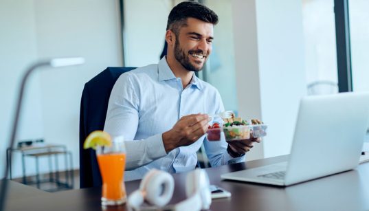 Aprende a tener una alimentación saludable en el trabajo